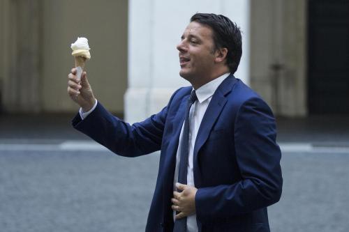1409337641917_11_renzi_mangia_un_gelato_nel_cortile_di_palazzo_chigi__lapresse_